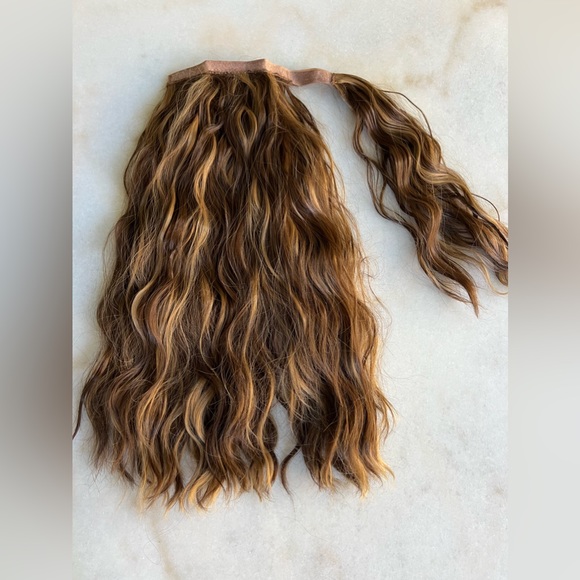 LullaBellz Faux Wavy Pony - Blondette Honey Brown with Blonde Highlights - Picture 2 of 9